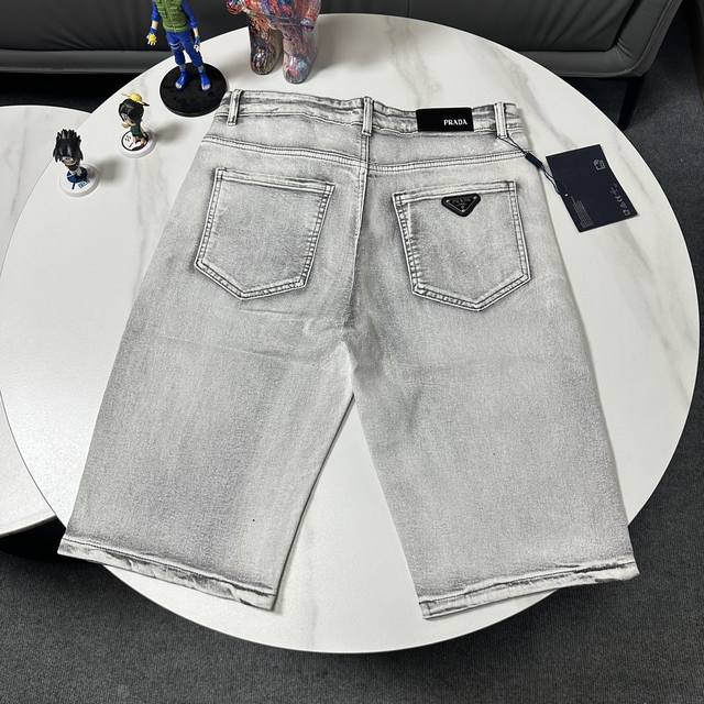Prada 普拉达铆钉牛仔短裤 修身剪裁 面料带弹力 重洗水 颜色超正 正版五金开模，外贸标配 正品Ykk拉链 ，外贸大厂代工，原单品质 尺码：M L Xl X