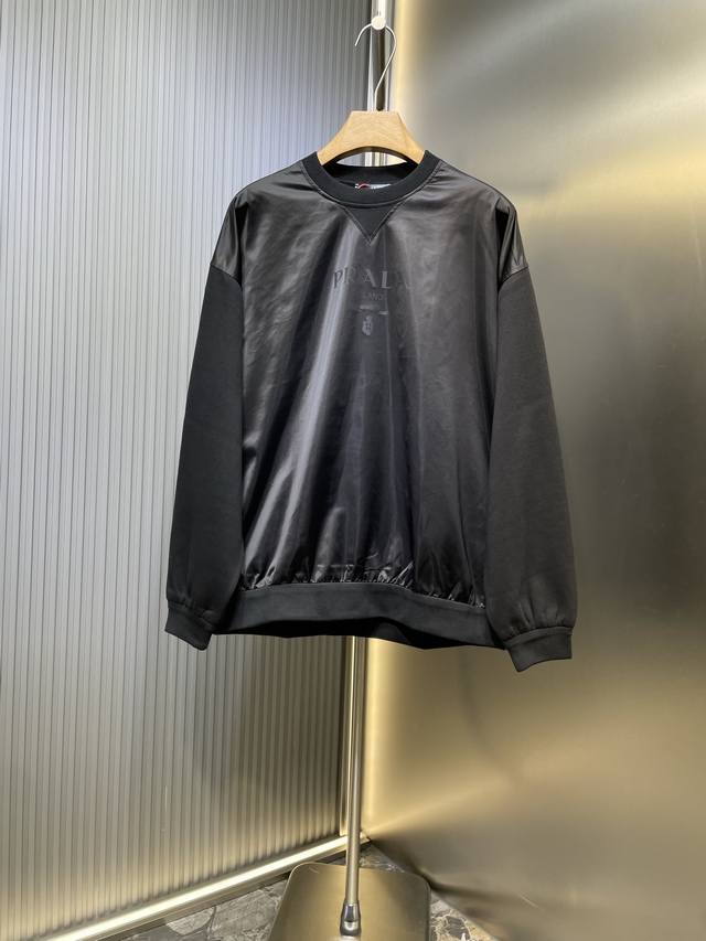 Prada Milano 拼接卫衣 定制双织蛋白亚克光棉 以及提花数码尼龙幻料 质感卓越 舒适贴肤 经典黑色调散发与生俱来的高级感 标志性Prada Milan