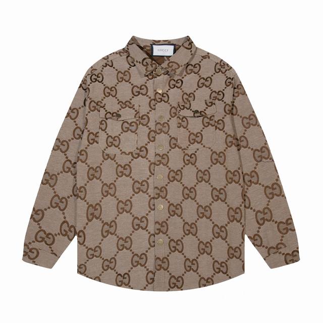 Gucci古驰牛仔棕色外套夹克 24Ss秋冬新款全新牛仔造型采用优质水洗面料匠心呈现，打破正装与休闲服饰的常规界限时，重新审视正装剪裁理念。这款男式蓝色双G斜纹