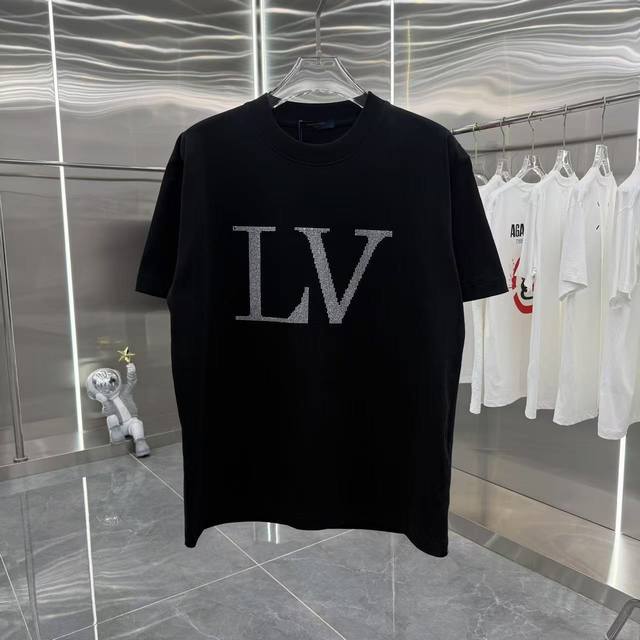 Lv2025春秋新款 320克定制面料 圆领短袖 个性烫钻 男女同款宽松版 S M L Xl Xxl 五个码 颜色 黑色 白色 灰色