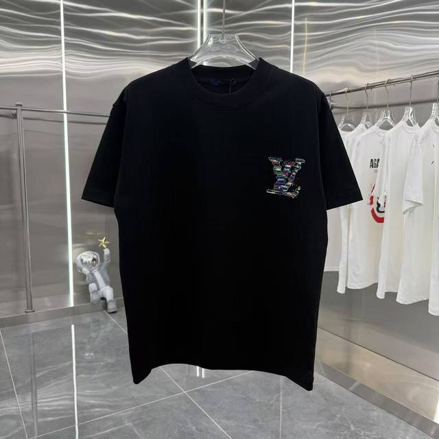 Lv2025春秋新款 320克定制面料 圆领短袖 个性印花+烫钻 男女同款宽松版 S M L Xl Xxl 五个码 颜色 黑色 白色 灰色
