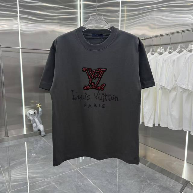 Lv2025春秋新款 320克定制面料 圆领短袖 个性刻字模+植绒 男女同款宽松版 S M L Xl Xxl 五个码 颜色 黑色 白色 灰色