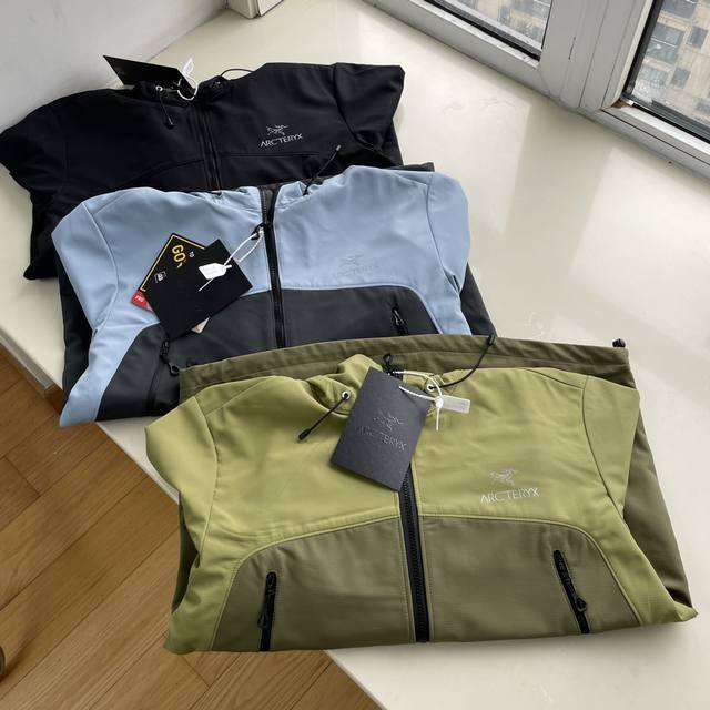 Arc‘Teryx 始祖鸟户外防风休闲夹克软壳功能性拼色连帽外套 面料采用轻薄耐磨的Wee Burly软壳面料.耐磨、轻薄、保暖、防风挡雨。面料防风而透气，感觉