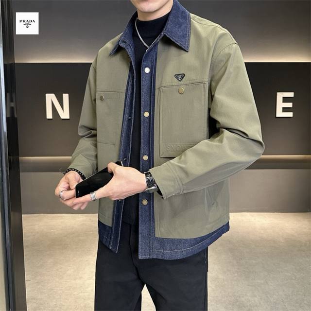 Prada普拉达海外版25Ss新款三色高品质Ins时尚潮流假两件牛仔拼接夹克外套 Ins超火 穿搭不二之选 上身超酷. 整衣采用工装梭织牛仔拼接设计 经久耐看