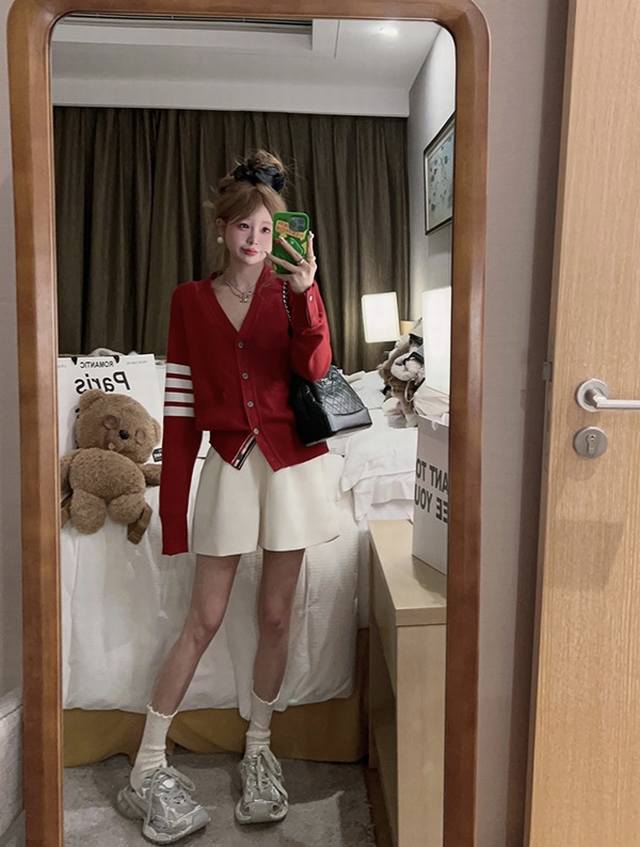 高定版 优质面料 Tb 今年的Tb开衫真的太好看了吧~ 简约的V领设计 拉长脖颈视觉效果 单排设计 收腰显瘦 袖臂条纹一体提花 工整纹理 袖口还加3颗扣子的设计
