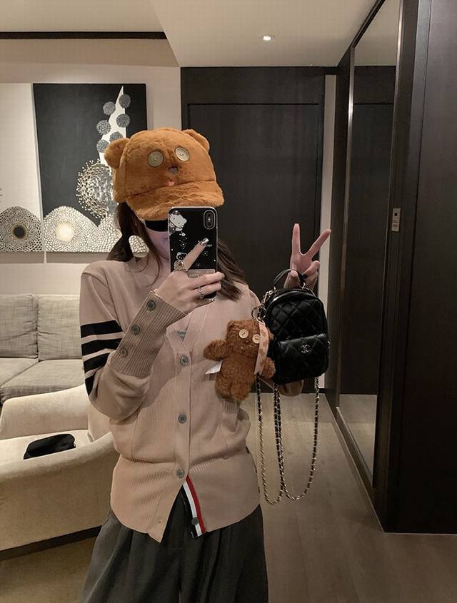 高定版 优质面料 Tb 今年的Tb开衫真的太好看了吧~ 简约的V领设计 拉长脖颈视觉效果 单排设计 收腰显瘦 袖臂条纹一体提花 工整纹理 袖口还加3颗扣子的设计