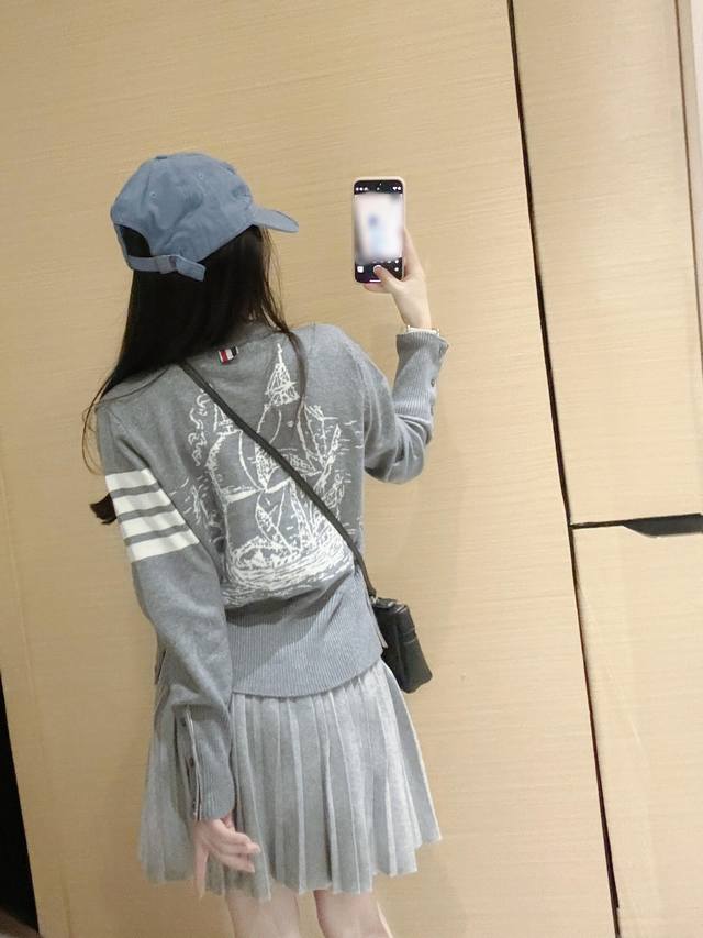 开衫 75短裙 高定版 Tb 经典的船帆开衫搭配狗狗百褶裙 韩系女高生穿搭模板 Tb船帆开衫新出的灰色系好高级感！ 搭配灰色百褶裙一套绝了 细压褶的百折裙精致感