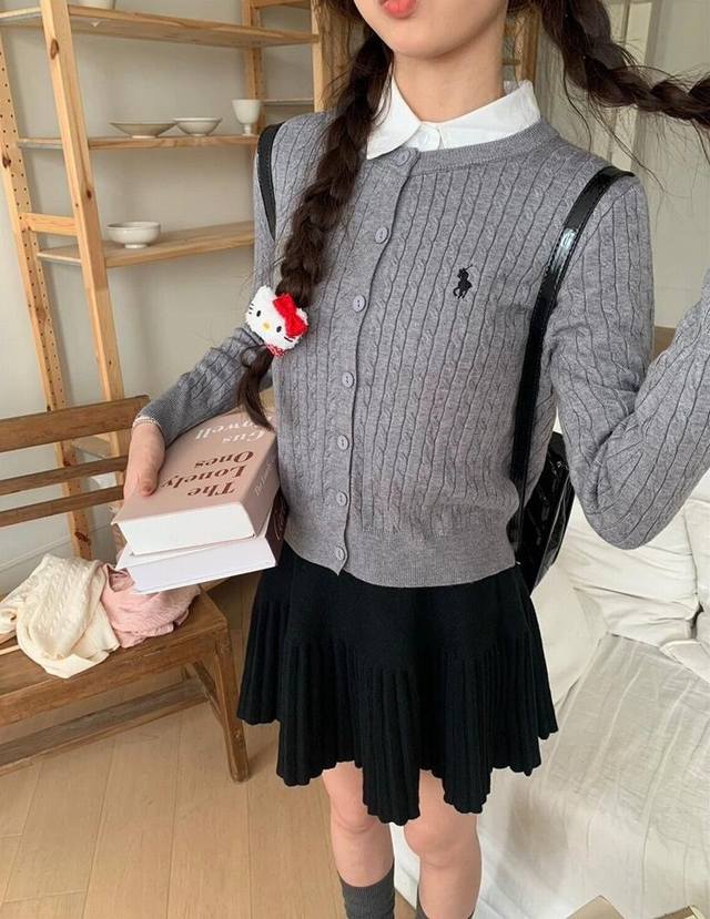 高定版 纯棉包芯纱 Polo 拉夫劳伦万年经典小马秋冬经典麻花针织开衫 每个色都有不同的品味 作为四季必备单品 小马这款麻花毛衣单穿或者叠搭都是能轻松出彩 想要