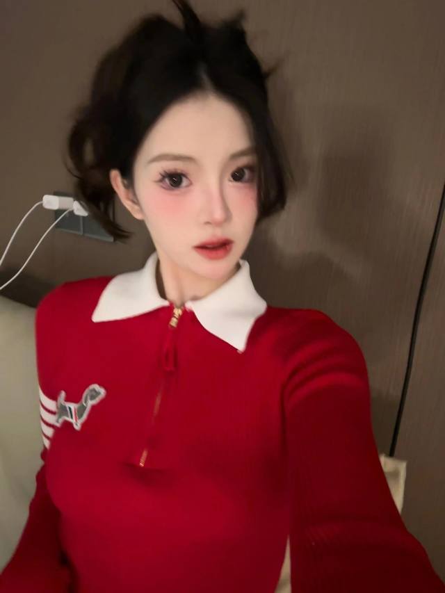 高定版 Tb 腊肠狗修身针织Polo衫 合身正肩的版型上身灰常显瘦 不管从正面还是侧面轻松打造纸片人！ 那种慵懒范自带温柔滤镜 也是显瘦的版型 面料高弹力包容性