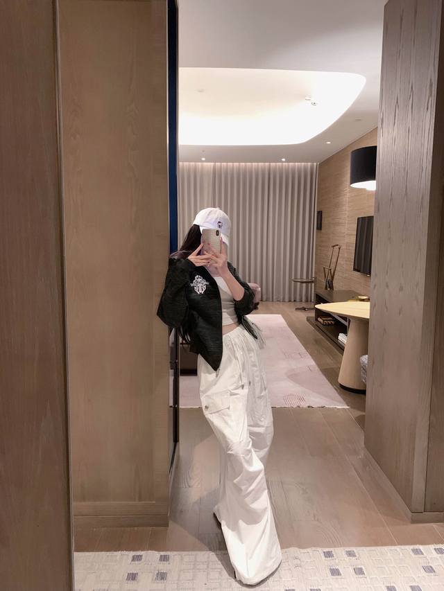 高定版 好版型 Ch克罗心灰色宝剑印花卫衣外套 超级爆款推荐 ，适合这个季节的帽衫 拉链外套实物非常帅气～ 均码衣长58 腰围 Ch克罗心灰色卫衣拉链外套 宝剑