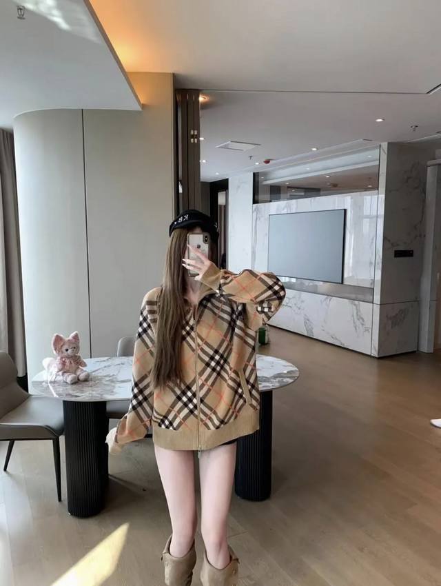 男生穿 基础开衫款不用多说啦 卖超多的 ： 女生穿 宽松版型 很好驾驭身材 有种韩剧女主的松弛感 太爱了 很御姐很气质 ： 种草图先来 上身是我们 想要的慵懒感