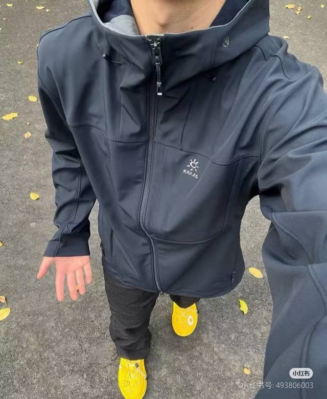 模特图！ 供 凯乐石Kailas M8Ic ，全网最高版本，官网一货难求胸口袋口全新升级，运动户外登山徒步防风防泼保暖透气薄绒软壳拉链外套～ 全身压胶工艺 内里