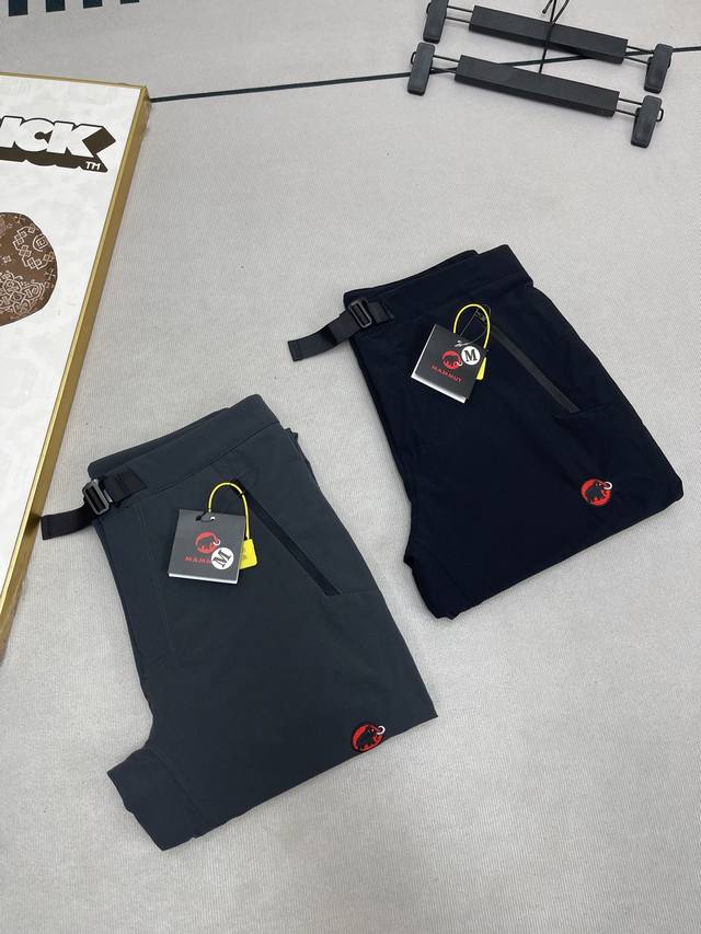 Mammut 猛犸象 户外运动透气速干软壳刺绣重工长裤，情侣款。 速干亲肤 耐磨透气版型好 可日常 可户外 可商务！！ 它们由特别轻且耐磨的双层织物制成,防水处