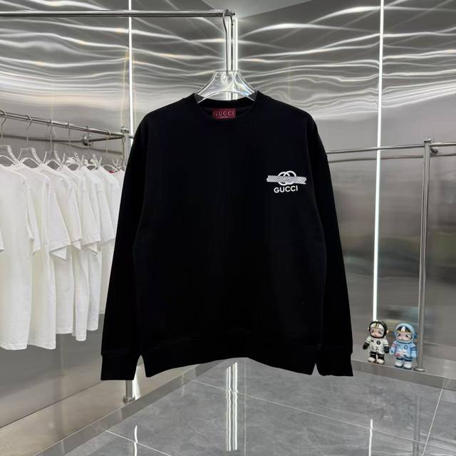 Gucci 2025秋冬新款 定制面料 圆领领长袖卫衣 刻字模硅胶工艺 男女同款宽松版 S M L Xl Xxl 五个码 颜色 黑色 杏色