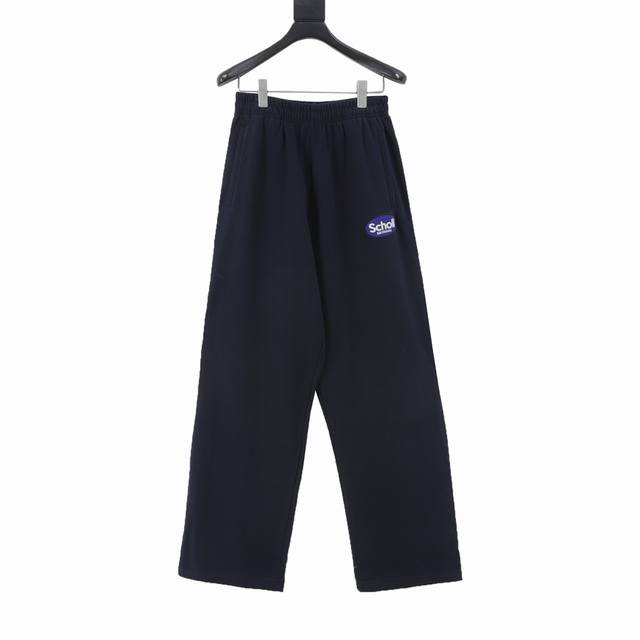 Balenciaga巴黎世家Blcg X Schoi 紫圆标卫裤 采用100%优质纯棉面料制作，以天然材质为核心，为追求舒适与品质的消费者带来贴心的穿着体验。柔
