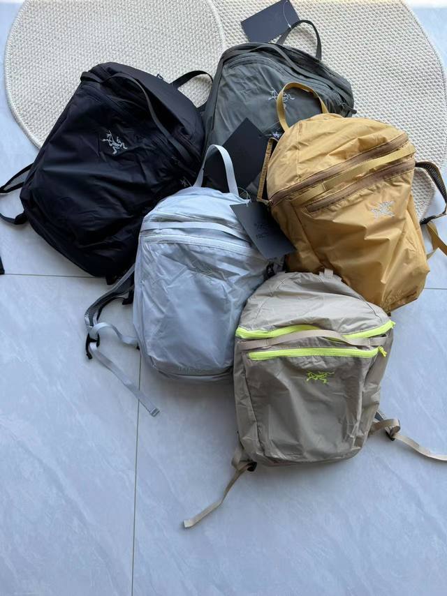 鸟家超轻便机能双肩包 尺寸:45*25*20 容量:约15L 颜色：黑色 姜黄色 军绿色 浅卡其 灰色 超级无敌出片的一款双肩包，自身材质非常轻 装得下笔记本以