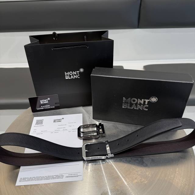 Montblanc万宝龙25年新款男士M双扣商务休闲皮带腰带礼盒装男士经典款，出口德国货！！一盒含：2个扣头+1条双面皮带！！带身一面黑色一面棕色。花了一条皮带