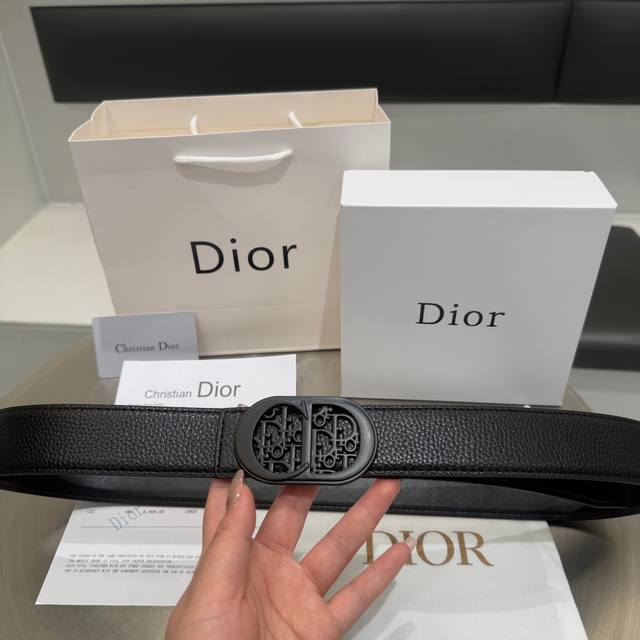 Dior迪奥-黑色针扣更显高级感徽标搭扣配光面带身腰带3Cm，西装暴徒！男女同款哦！怒推！迪奥柜子经典爆款腰带！一定要入的一款，太美了，太帅气了！也可以在外套西