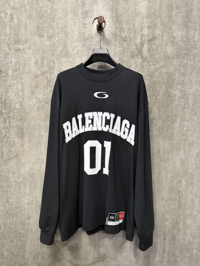 Balenciaga 巴黎世家 25Ss篮球系列 01号长袖圆领球衣 此款采用16支单精梳紧密纺纱 做洗后300克加密平纹布 字母和Logo都是刺绣 数字是印花