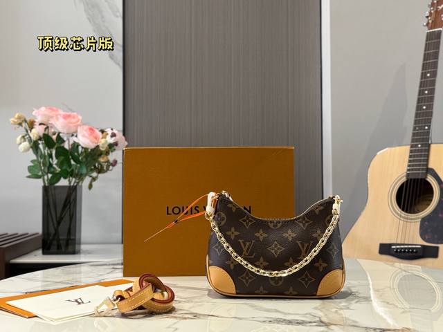 原单版本 牛皮 全钢 Mini Lv Boulogne邮差包 牛角包 新款的 Boulogne Size 对比之前小了，但完全不影响它的容量。设计上多加了金色链