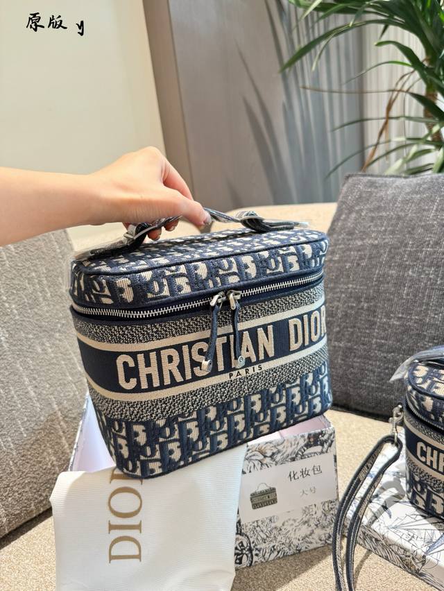 顶级原单 Dior大号迪奥老花化妆包 Emm...R包包外观还是延续了 迪奥Dior最近常用的设计风格子黑老花花纹。给人带来的是一种复古风但不缺乏时尚感的Fee