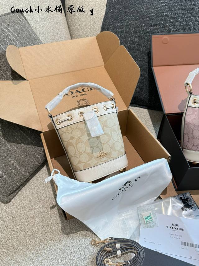 顶级原单 Coach新款Dempsey迷你水桶包 国现 Coach新款Dempsey迷你水桶包 超级好看，可以放得下Plus 奥莱本期上新我最期待的C位来啦！！