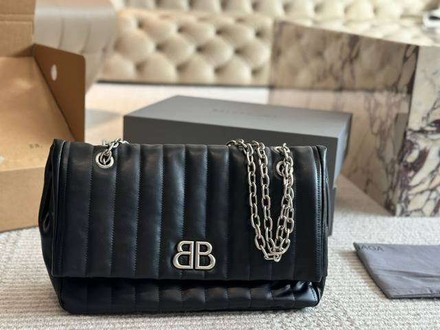 配盒 尺寸： 35 24Cm 大号 Balenciaga Monaco蓬蓬包黑 他们家真的是爆款制造机， 我只能说双B元素又捡起来用了配上他们家惯用的油蜡皮极简