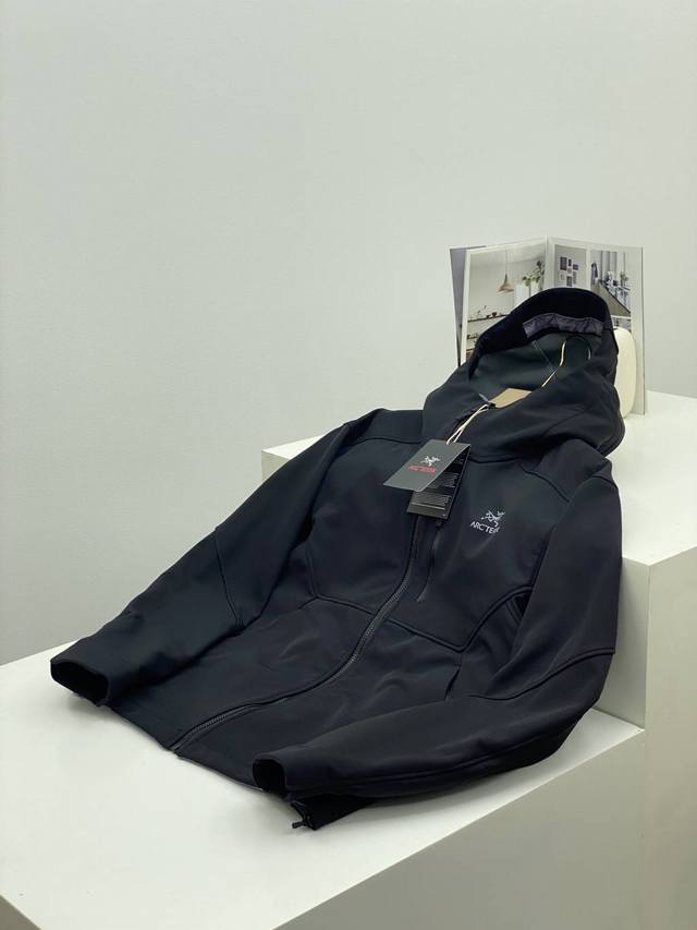 供 控 始祖鸟*Arc'teryx*24年秋冬新品男款连帽加绒软壳冲锋衣！ 款号： 8826 一款用途多样、风格简洁的冲锋衣，设计提高低光照可见度，特别适合寒冷