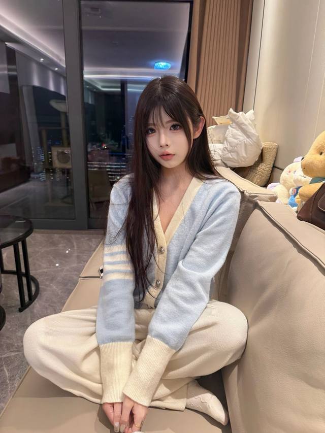 Model上新 汤姆布朗新款拼接撞色奶蓝四道杠短款开衫外套 浅浅期待一下秋天:很治愈温柔的感觉 秋冬就是毛衣外套的统治区 好穿又百搭！ 羊毛混纺面料 手感有厚度