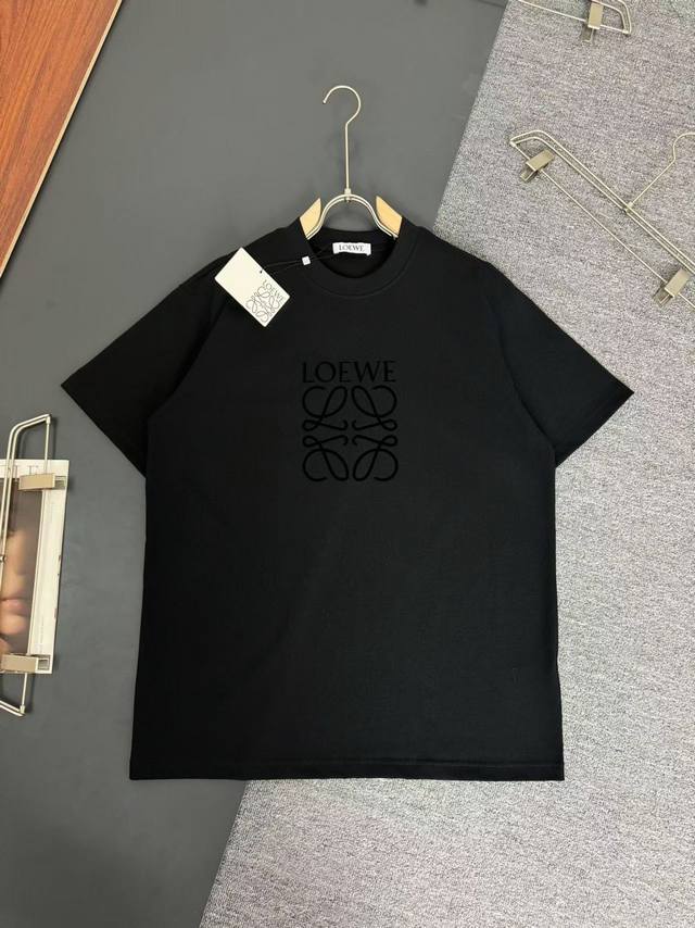 Loewe*罗意威*320G克重磅厚实透气纯棉T恤宽松版型 定制植绒工艺Logo设计 春夏新款圆领时尚短袖T恤 贴肤舒适，厚实透气，耐看又好穿 原厂工艺一丝不苟