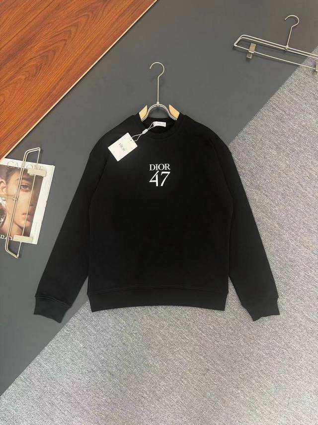 Dior *迪奥*Cd秋冬最新款圆领时尚长袖卫衣，印花工艺Logo设计，400克纯棉面料！贴肤舒适，耐看又好穿，原厂工艺一丝不苟，休闲百搭必备款 码数 S M
