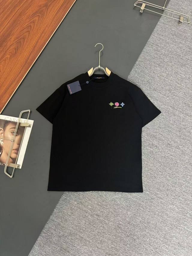 Lv*路易威登*280G克重磅纯棉T恤宽松版型 印花工艺Logo设计 春夏新款圆领时尚短袖T恤 贴肤舒适，耐看又好穿 原厂工艺一丝不苟，休闲百搭必备款 颜色：白