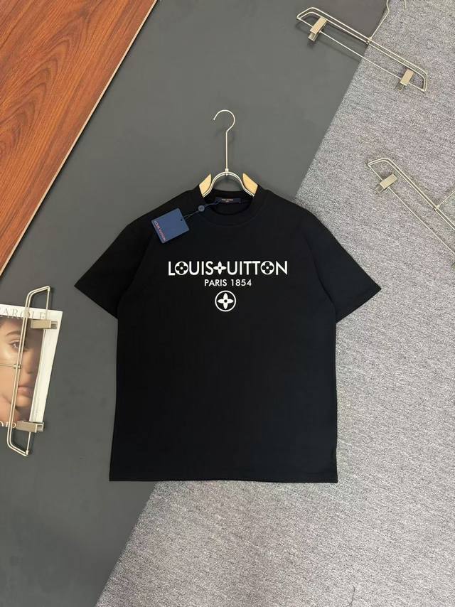 Lv*路易威登*280G克重磅纯棉T恤宽松版型 硅胶工艺Logo设计 春夏新款圆领时尚短袖T恤 贴肤舒适，耐看又好穿 原厂工艺一丝不苟，休闲百搭必备款 颜色：白