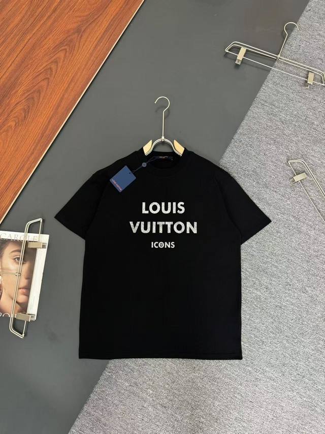 Lv*路易威登* 280G克重磅纯棉T恤宽松版型 重工定制蚕丝工艺Logo设计 春夏新款圆领时尚短袖T恤 贴肤舒适，耐看又好穿 原厂工艺一丝不苟，休闲百搭必备款