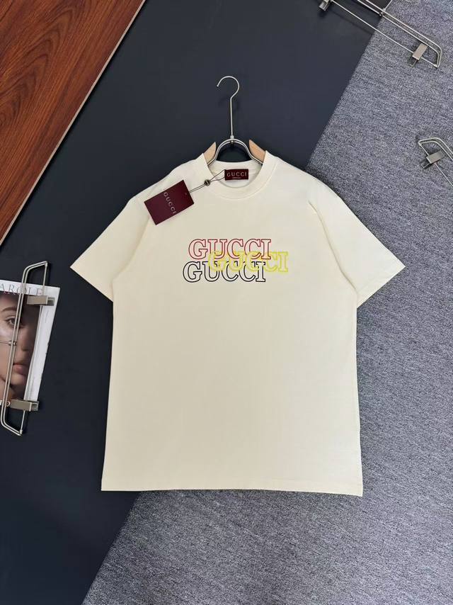 Gucci*古奇*320G克重磅纯棉T恤宽松版型 印花工艺Logo设计 春夏新款圆领时尚短袖T恤 贴肤舒适，耐看又好穿 原厂工艺一丝不苟，休闲百搭必备款 颜色：