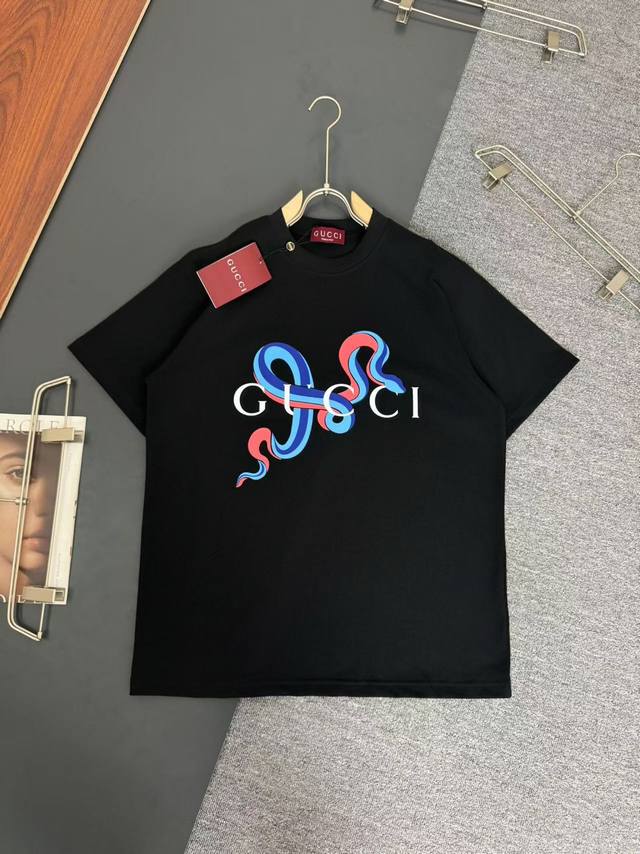 Gucci*古奇*320G克重磅纯棉T恤厚实透气宽松版型 印花工艺Logo设计 春夏新款圆领时尚短袖T恤 贴肤舒适，耐看又好穿 原厂工艺一丝不苟，休闲百搭必备款