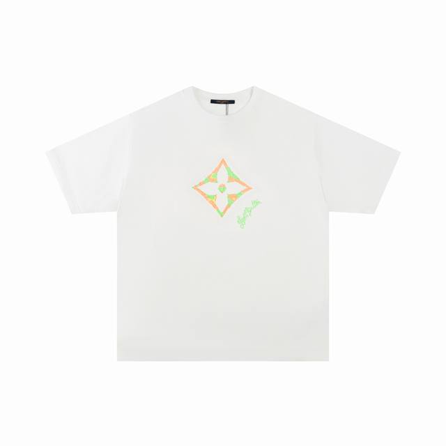 Lv Monogram 老花烫钻渐变短袖T恤 本款T恤为胸前融入明丽 3Dmonogram 花卉，再以手写体路易威登标识点明品牌身份。Marque L.Yuit