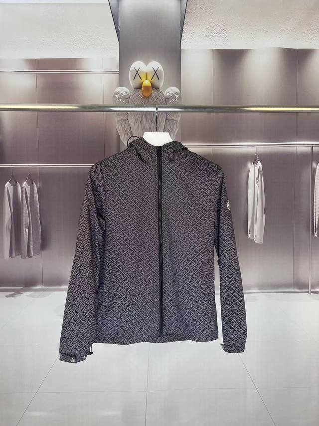 Moncler 蒙口 蒙克莱 2025秋冬新款 连帽风衣夹克外套 经典章仔刺绣 官网同步 原版定做五金拉链 走线工整 上身效果完美 男士休闲外套 颜色：图片色