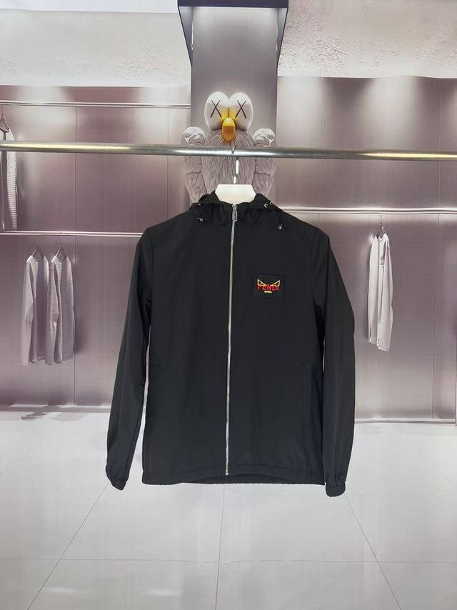 Fendi 芬迪 小怪兽 2025秋冬新款 连帽风衣夹克外套 薄款冲锋衣 胸前恶魔眼睛章仔刺绣 官网同步 原版定做五金拉链 走线工整 上身效果完美 男士休闲外套