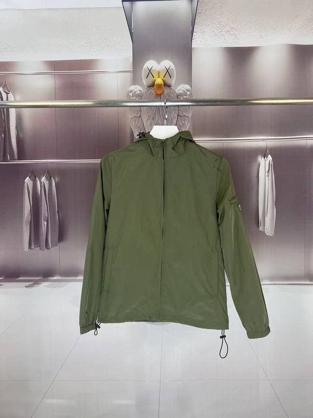 Prada 普拉达 2025秋冬新款 连帽风衣夹克外套 薄款冲锋衣 袖子口袋三角标刺绣 官网同步 原版定做五金拉链 走线工整 上身效果完美 男士休闲外套 颜色：