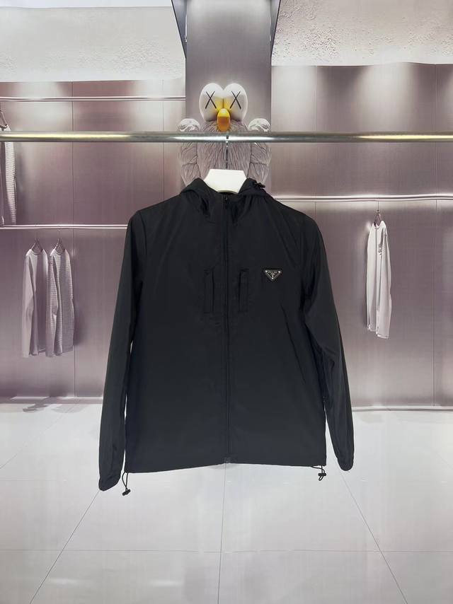 Prada 普拉达 2025秋冬新款 连帽风衣夹克外套 胸前三角标章仔刺绣 官网同步 后背战马Logo印花设计 原版定做五金拉链 走线工整 上身效果完美 男士休