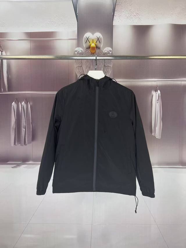 Burberry 巴宝莉 2025秋冬新款 连帽风衣夹克外套 胸前战马章仔刺绣 官网同步 后背战马Logo印花设计 原版定做五金拉链 走线工整 上身效果完美 男