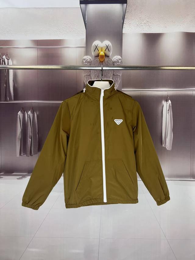 Prada 普拉达 2025秋冬新款 可隐藏帽 立领风衣夹克外套 薄款冲锋衣 经典三角标Logo 官网同步 原版定做五金拉链 走线工整 上身效果完美 男士休闲外
