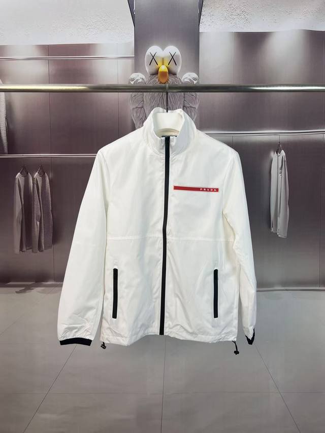 Prada 普拉达 2025秋冬新款 立领风衣夹克外套 薄款冲锋衣 经典红胶条Logo 官网同步 原版定做五金拉链 走线工整 上身效果完美 男士休闲外套 颜色：