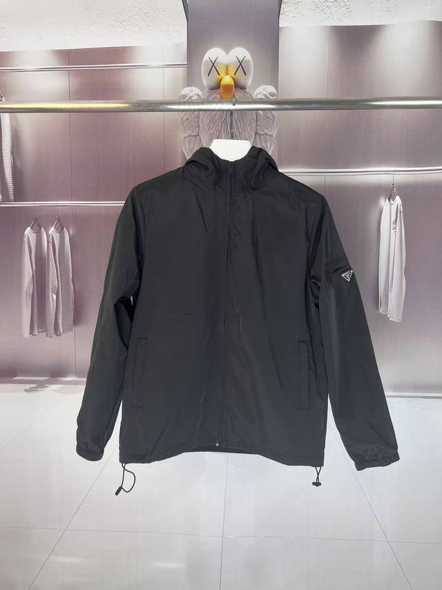 Prada 普拉达 2025秋冬新款 连帽风衣夹克外套 薄款冲锋衣 袖子口袋三角标刺绣 官网同步 原版定做五金拉链 走线工整 上身效果完美 男士休闲外套 颜色：