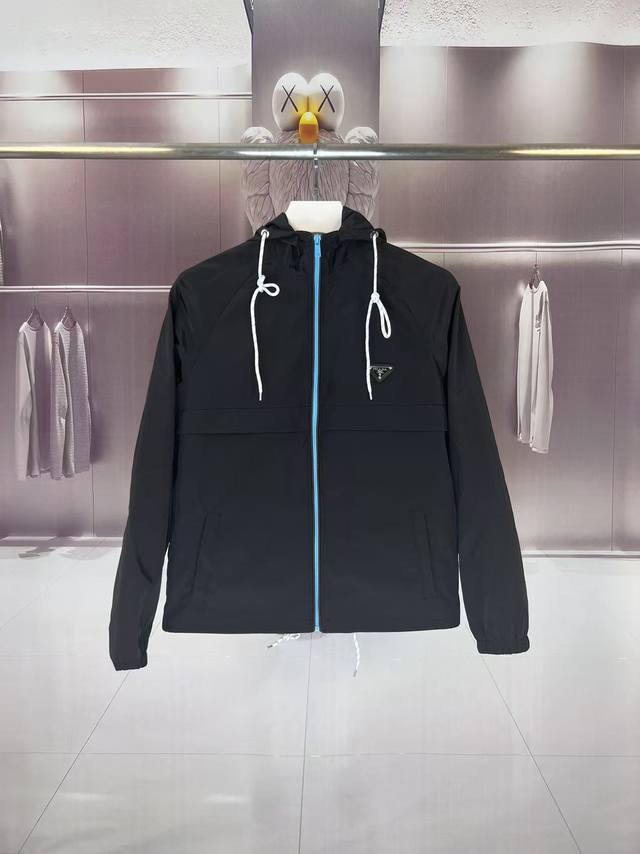 Prada 普拉达 2025秋冬新款 连帽风衣夹克外套 冲锋衣 胸前三角标刺绣 官网同步 原版定做五金拉链 走线工整 上身效果完美 男士休闲外套 颜色：黑色 尺