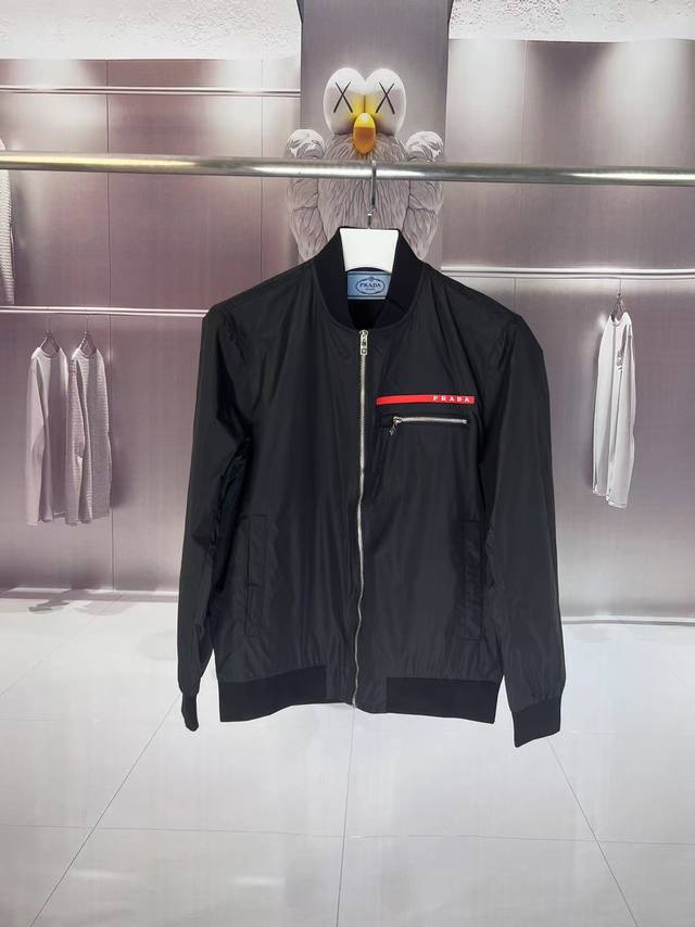 Prada 普拉达 2025秋冬新款 立领飞行风衣夹克外套 章仔拉链口袋 官网同步 原版定做五金拉链 走线工整 上身效果完美 男士休闲外套 颜色：黑色 尺码：M