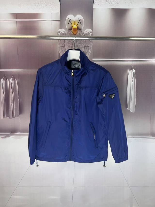 Prada 普拉达 2025秋冬新款 立领风衣夹克外套 袖子拉链口袋三角标刺绣 官网同步 原版定做五金拉链 走线工整 上身效果完美 男士休闲外套 颜色：藏蓝色