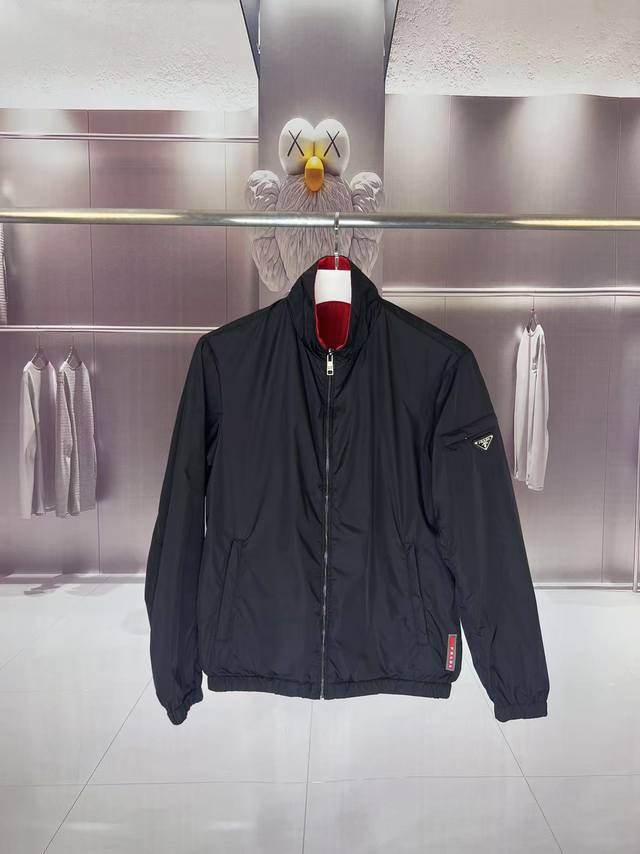 Prada 普拉达 2025秋冬新款 红内衬可双面 立领风衣夹克外套 袖子拉链口袋三角标刺绣 官网同步 提花拼接设计 原版定做五金拉链 走线工整 上身效果完美