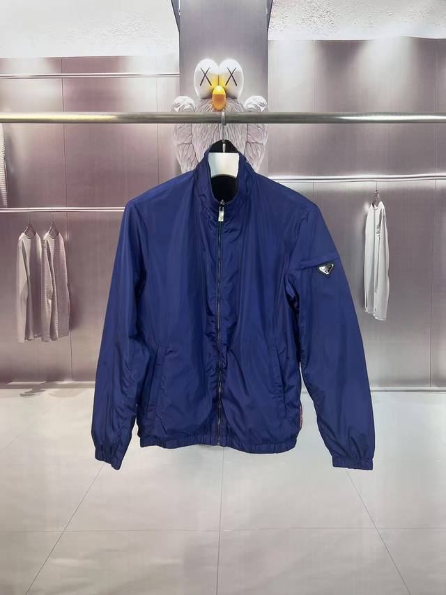 Prada 普拉达 2025秋冬新款 立领风衣夹克外套 袖子拉链口袋三角标刺绣 官网同步 提花拼接设计 原版定做五金拉链 走线工整 上身效果完美 男士休闲外套